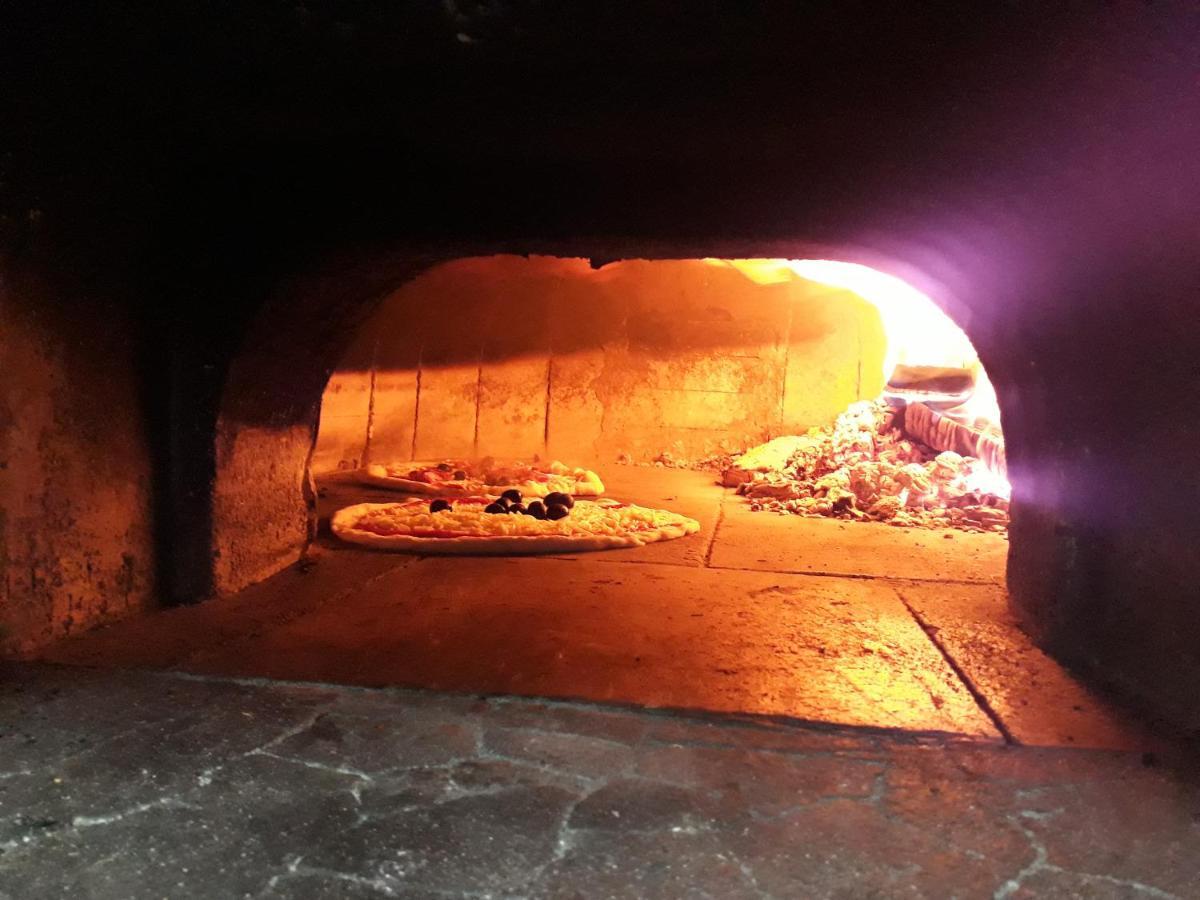 Pizzeria A Penzion Banderas Bayerisch Eisenstein Bagian luar foto